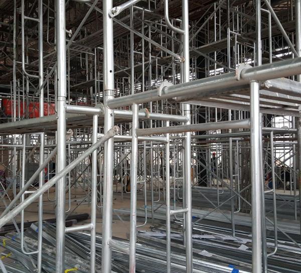 快艇工作人員清除艇身積雪